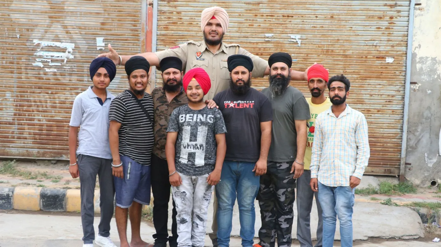 India politseinik Jagdeep Singh, kelle pikkus on 228 sentimeetrit