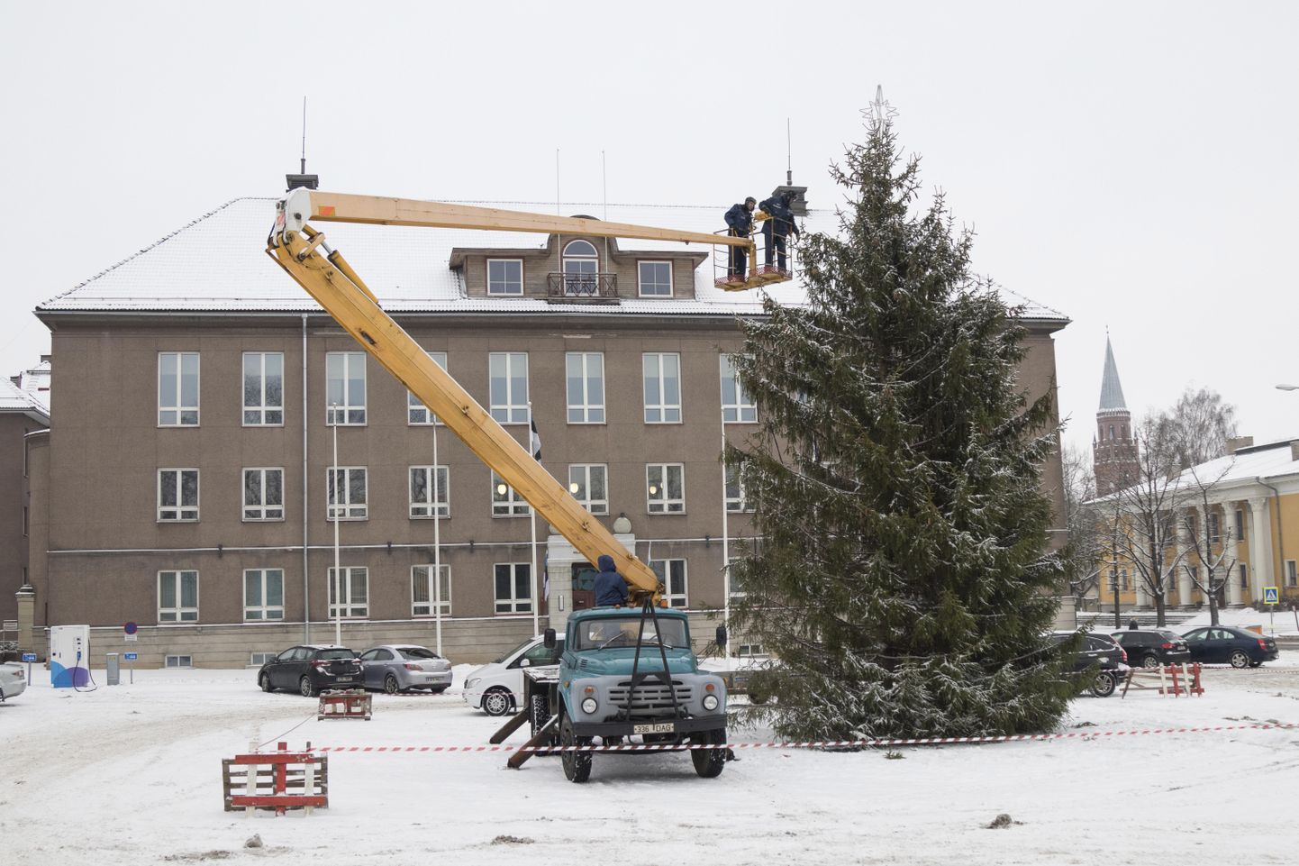 Viljandi Vabaduse platsi jõulupuult võeti eile ehted.