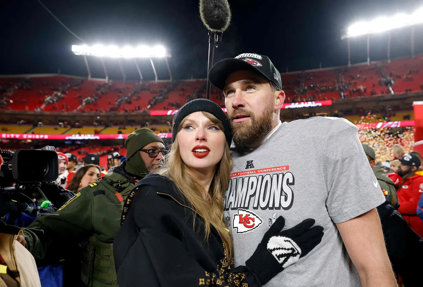 Kuue aasta jooksul viiendat korda Super Bowlile jõudnud Kansas City Chiefsi meeskonna ründemängija Travis Kelce (paremal) ja tema kallim, poplaulja Taylot Swift pärast poolfinaali, kus Chiefs alistas 32:29 Buffalo Billsi.