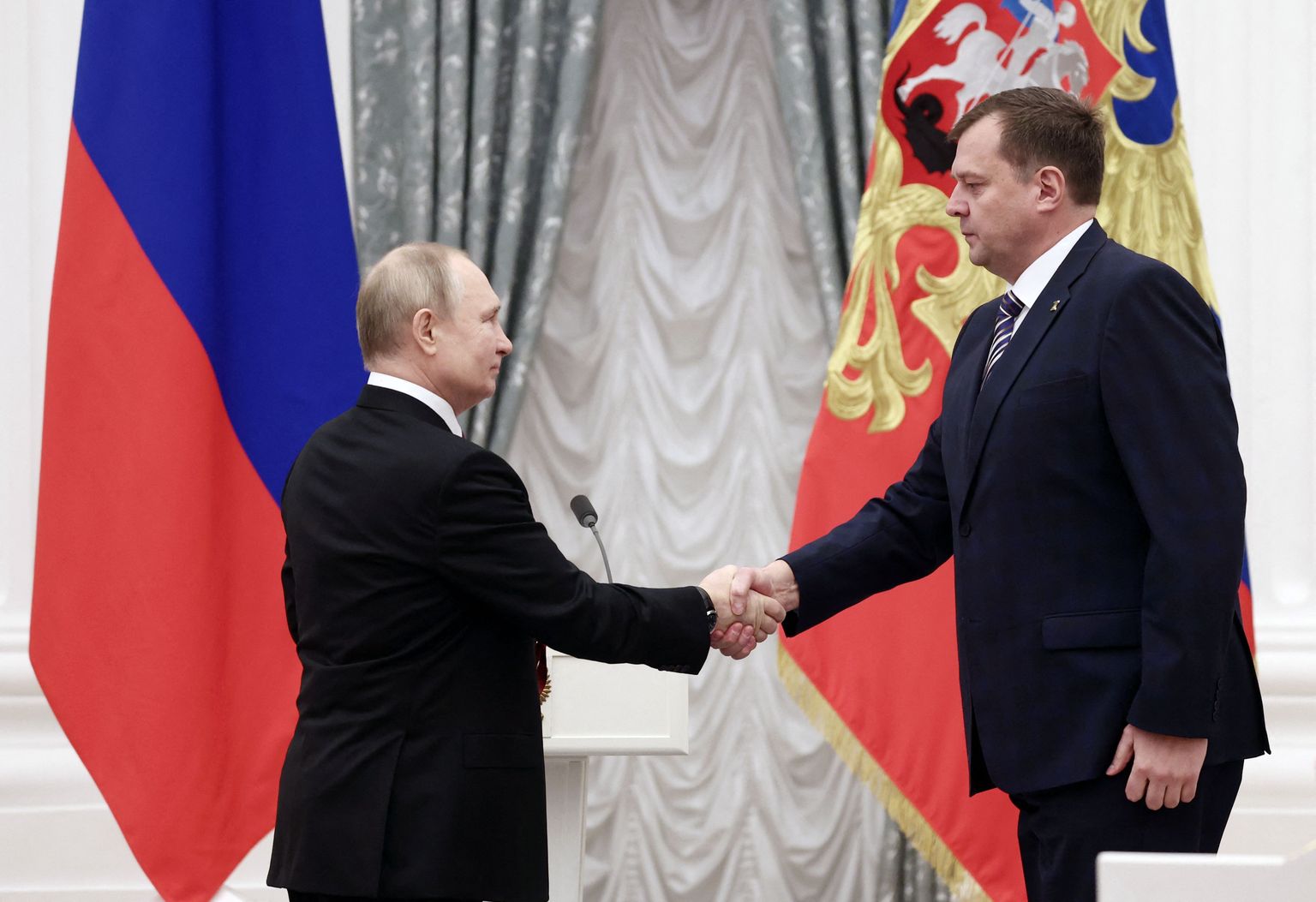 Vladimir Putin (vasakul) surumas Zaporižžja oblasti etteotsa määratud Jevgeni Balitski kätt Kremlis 20. detsembril 2022.