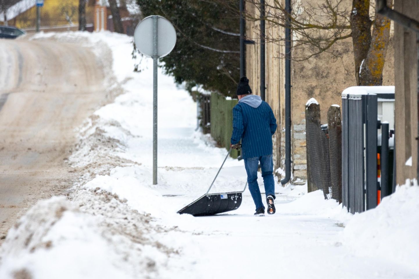 Sellel talvel peavad kinnistute omanikud Rakveres veel ise oma krundiga piirnevad kõnniteed puhtana hoidma.