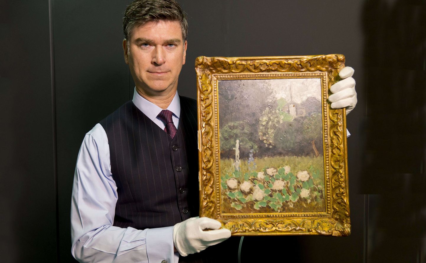 Kadunud Kunsti Registri direktor Christopher Marinello hoiab käes 25 aastat tagasi varastatud Matisse'i maali «Aed», mis tagastati Londonis selle aasta alguses. Maali väärtus on praeguseks ligi 760 000 eurot.