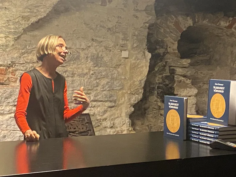 Raamatut esitledes ütles autor Anne Ruussaar, et kokku joonistub kogumikus pilt nii Eesti väikestest ja suurtest edulugudest kui ka kaotustest, valearvestustest ja läbikukkumistest.