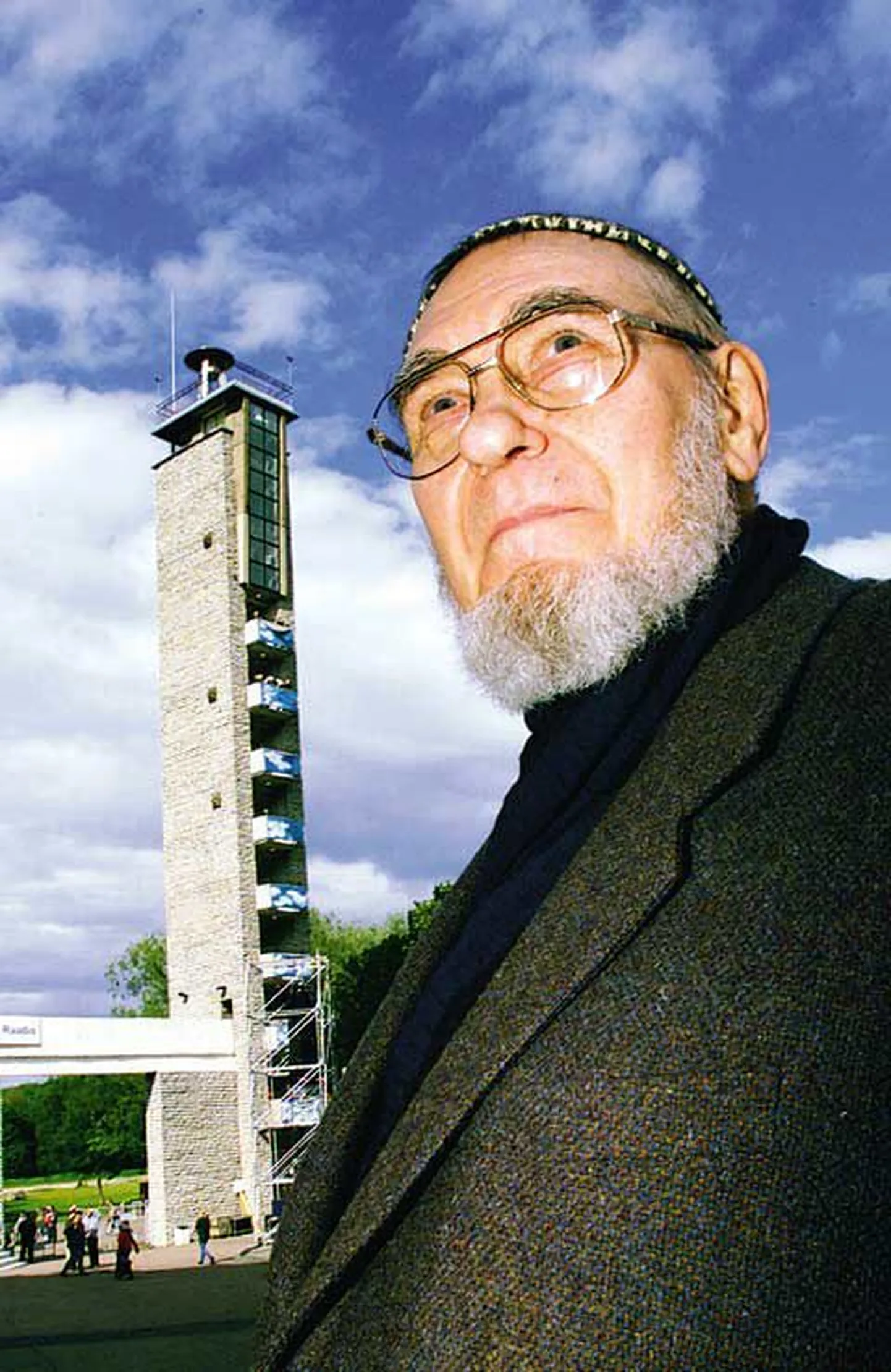 Legendaarse helilooja Veljo Tormise kinnitusel on Eesti lauluväljakud, eriti aga Tallinna oma ehitatud nii, et laul peab olema kuulda ka kõige kaugemale künkale.