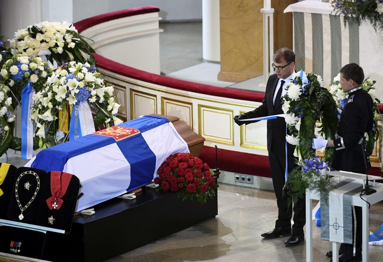 Soome peaminister Juha Sipilä asetamas president Mauno Koivisto matusel pärga