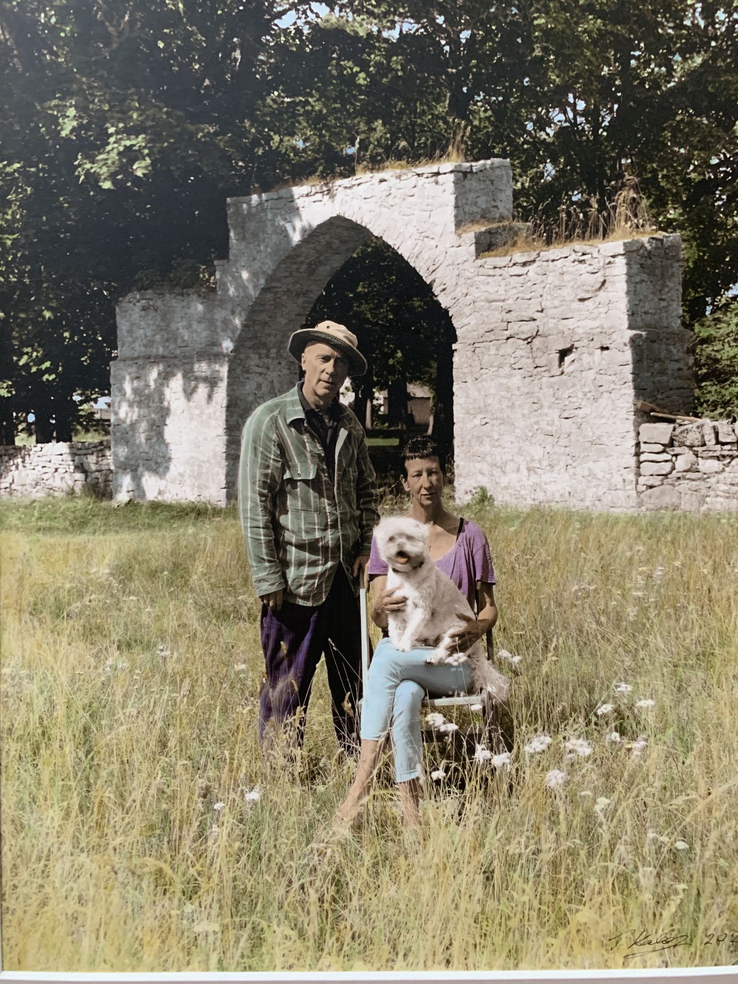 MARIA TAMANDER koos abikaasa John Mathiesoni ning perelemmik Junoga tänavu suvel Pilguse mõisa kaare juures. Foto on tehtud vanamoelise plaatkaameraga ja käsitsi koloreeritud.