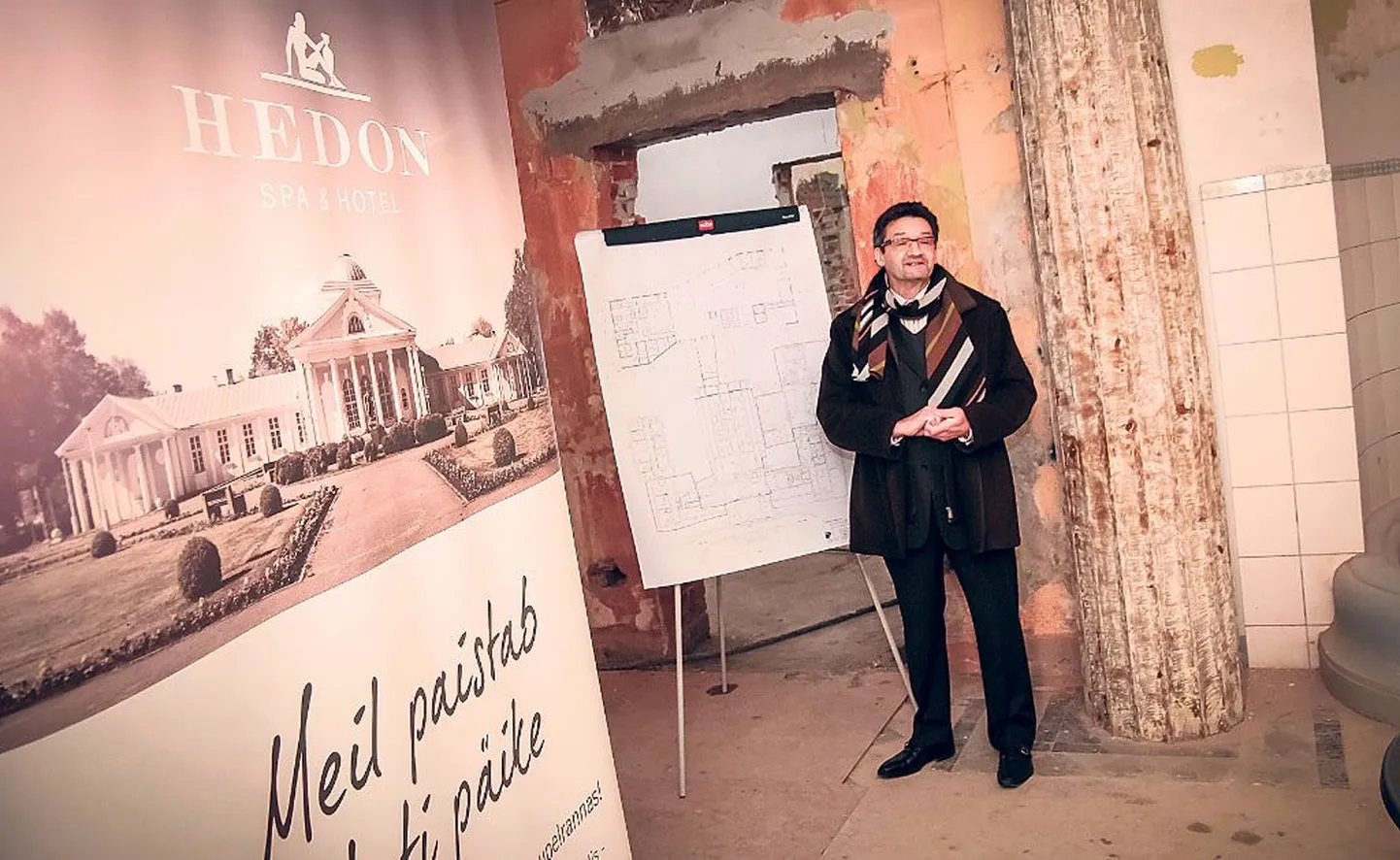 Uue spaahotelli Hedon juhataja Cardo Remmel mudaravila fuajees hedonismi tutvustamas.