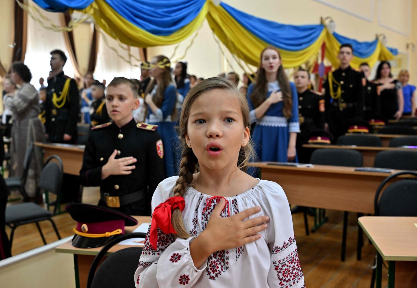 Volodõmõr Suure Kiievi sõjakooli kadetid Ukraina hümni laulmas.