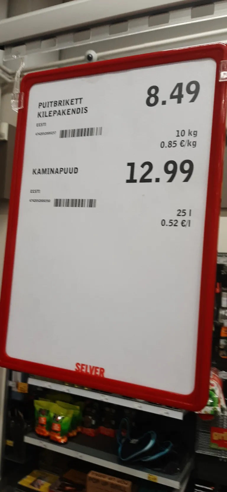 Puitbriketi hinnasilt Tallinnas Selveri kaupluses.