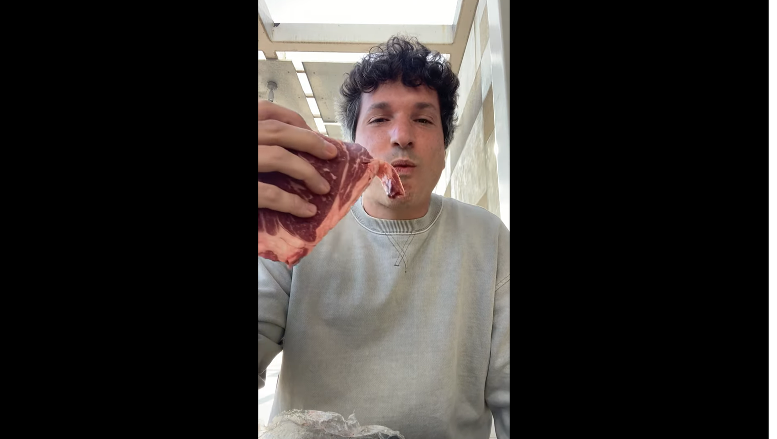 California mees sööb toorest liha.
