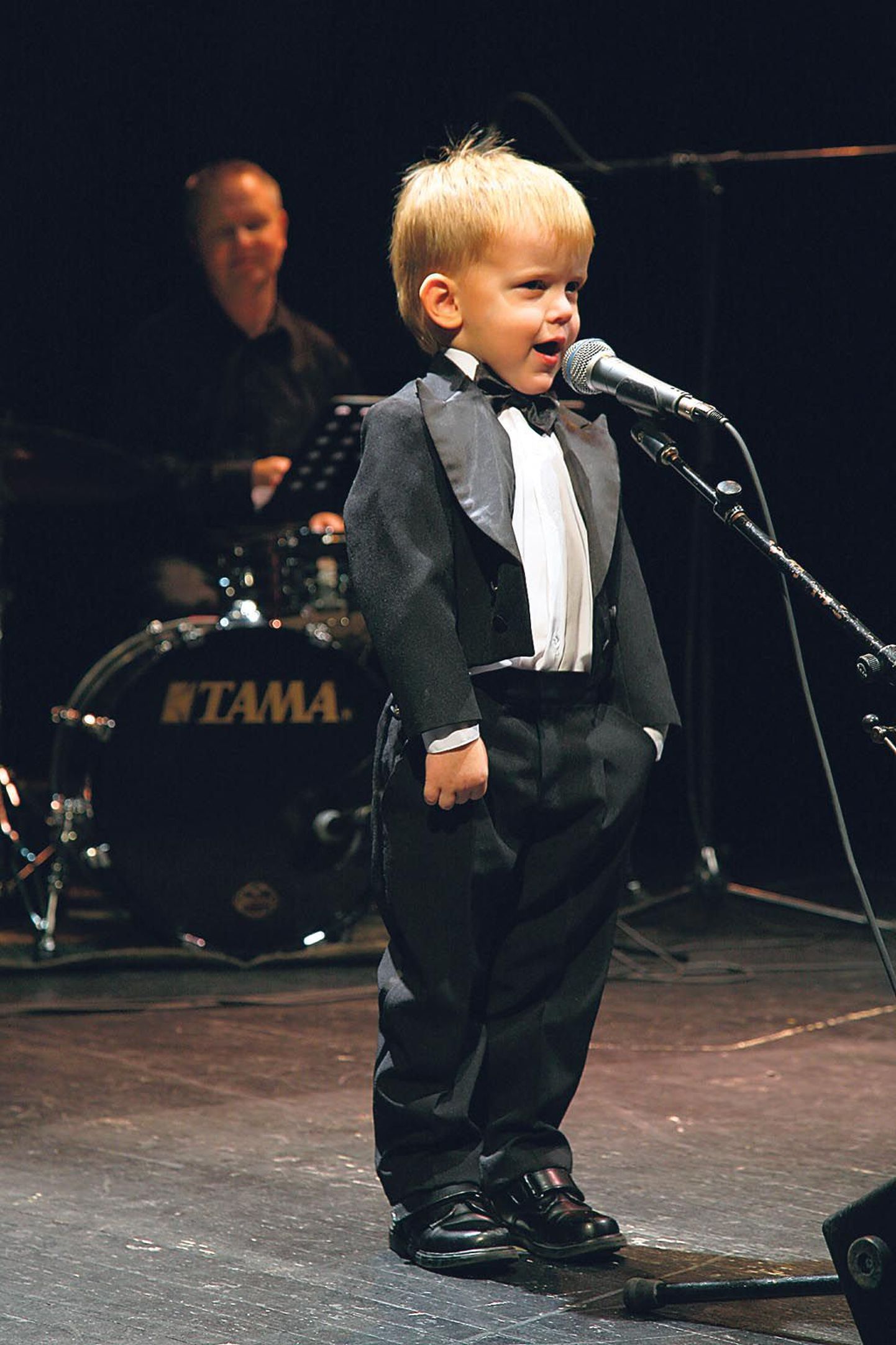 Pühapäeval Endla Küünis toimunud kolme- kuni üheksa-aastaste laste laulukonkursi finaalis ülesastunud olid ühtlasi ka kõik võitjad: pildil Mihkel Tilk lauluga “Laiskvorst”.