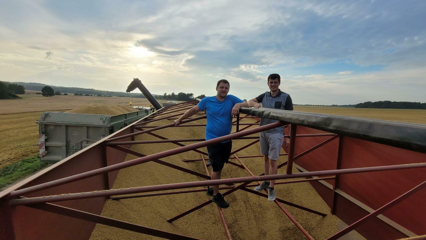 Lõuna-Antsu talu peremees Mikk Kooser (vasakul) kasutab mobiilset viljahoidlat esimest aastat ja on rahul.Selle looja Siim Rikas mõistab, et viljahoidla kasutegur on märgatav just suurtel viljaväljadel.