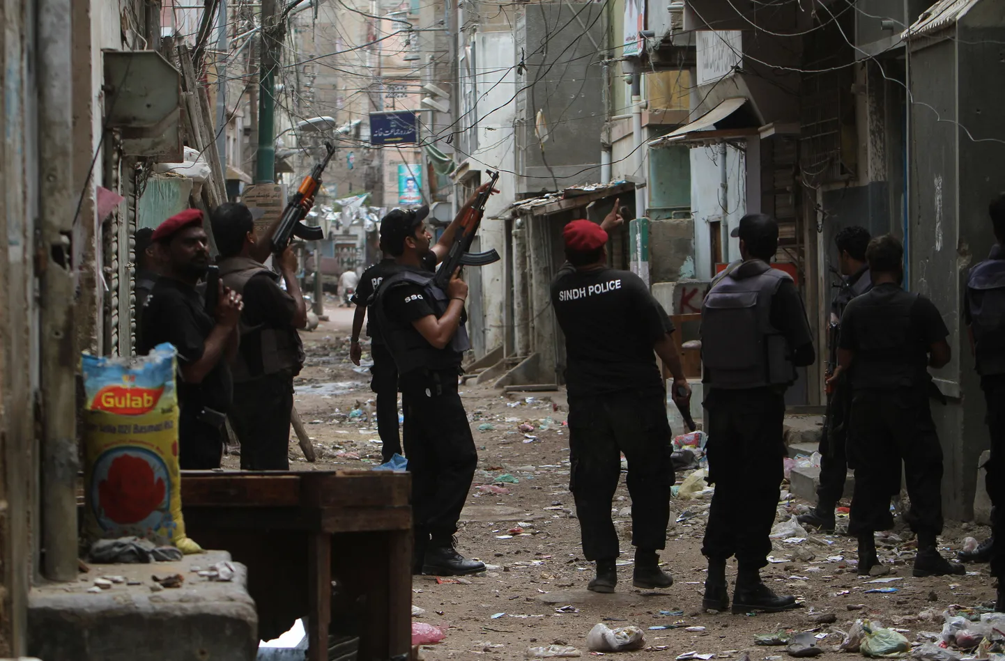 Pakistani politseinikud Lyari linnaosas. Tegemist on endise pealinna Karachi kõige ohtlikuma piirkonnaga