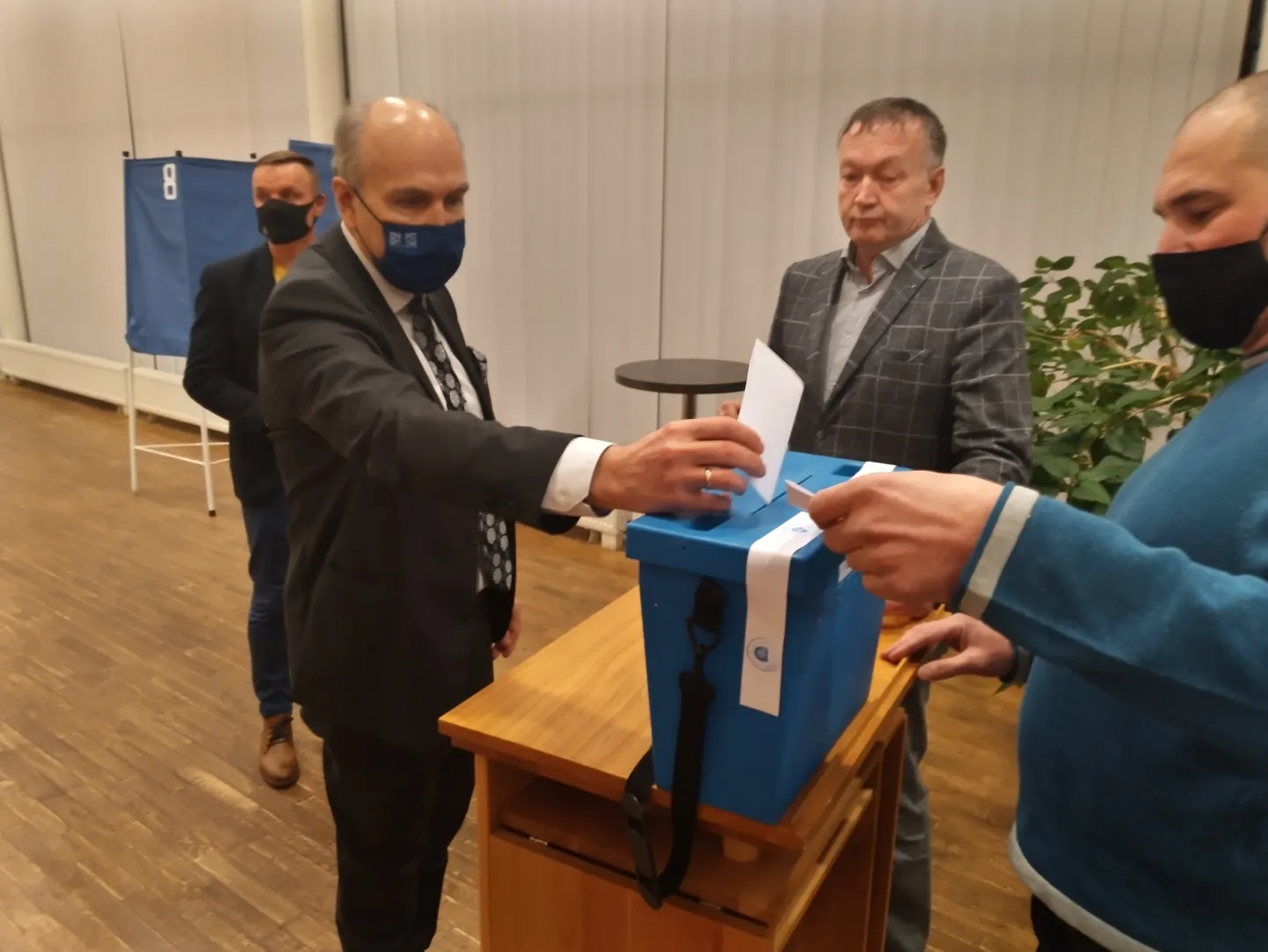 Aivar Kokk osales pühapäeval Jõgeva kultuurikeskuses peetud vallavolikogu istungil, kus ta osales ka uue vallavolikogu esimehe ja vallavanema valimisel.