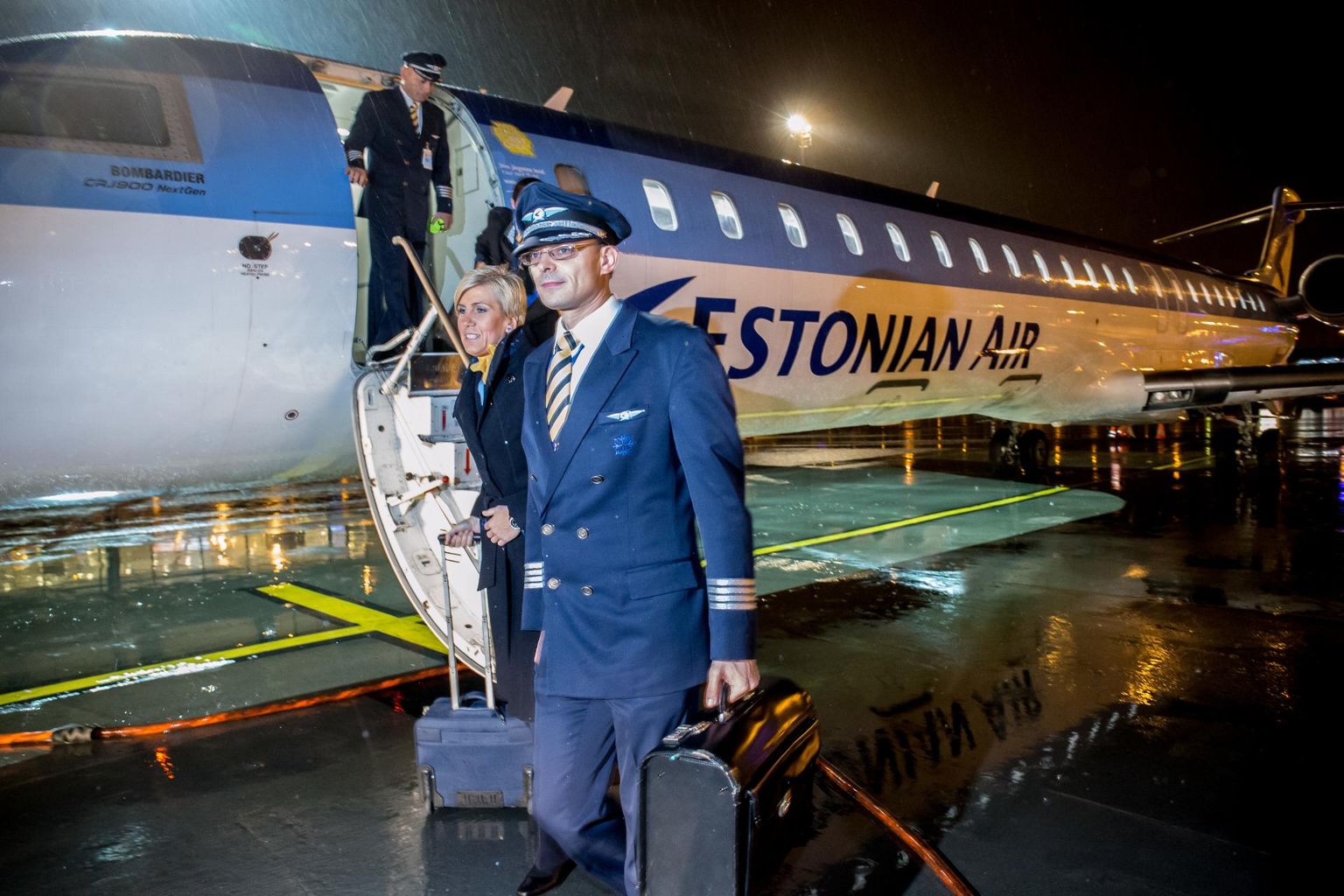 Estonian Airi lennukiga viimase lennu teinud piloot Immanuel Pärt (esiplaanil) on üks paljudest, kes endise tööandjaga kohut käib.