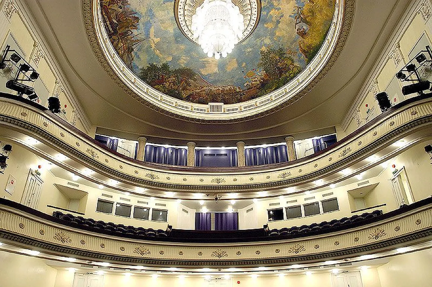 Estonia teatri 1908. aastast säilinud klaviir.