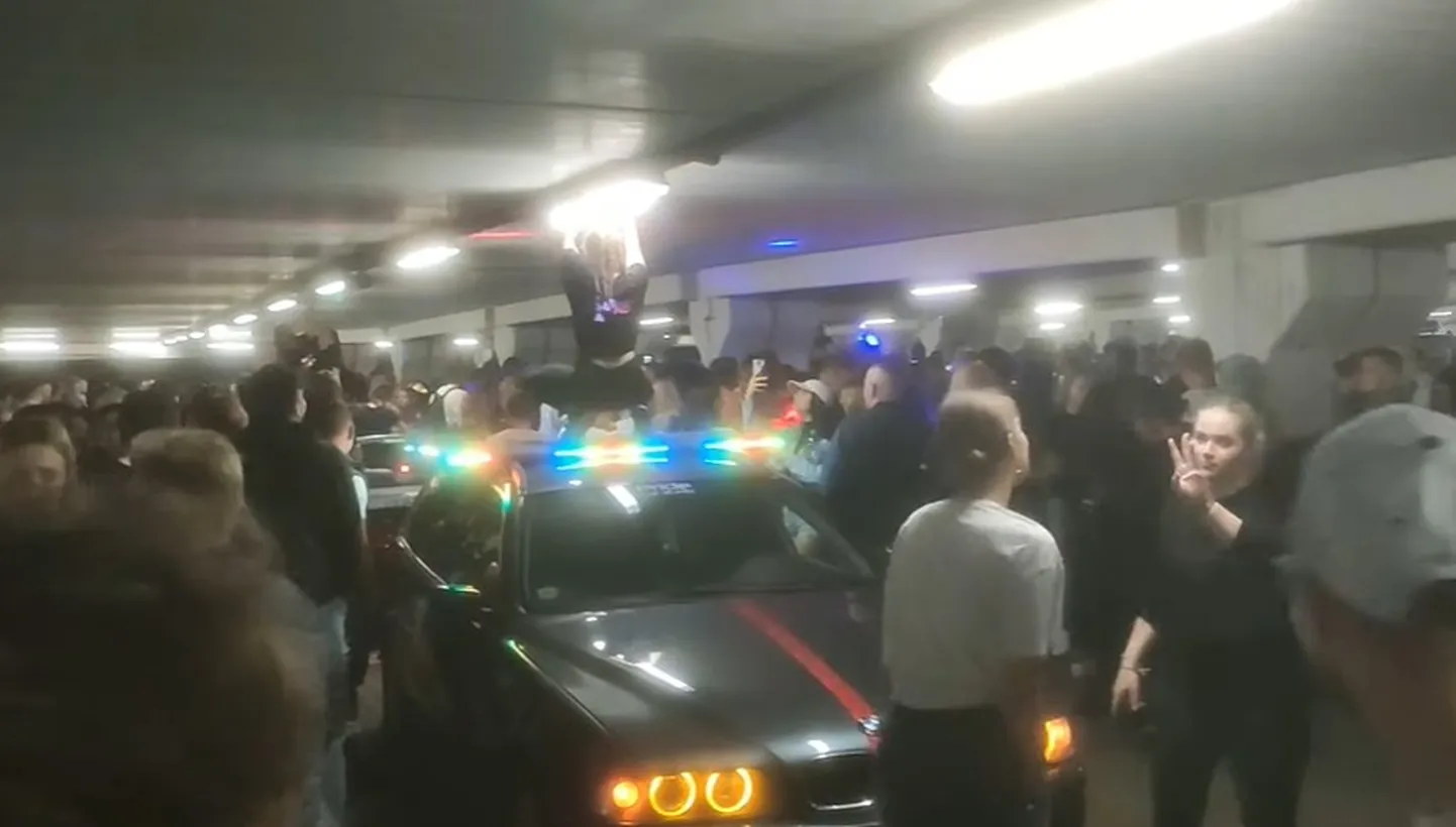 Kohal oli muusikat, rahvast ja autosid.