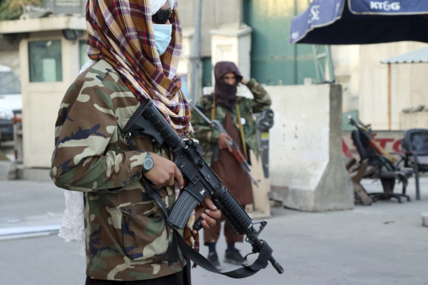 Talibani võitlejad Kabuli kontrollpunktis.