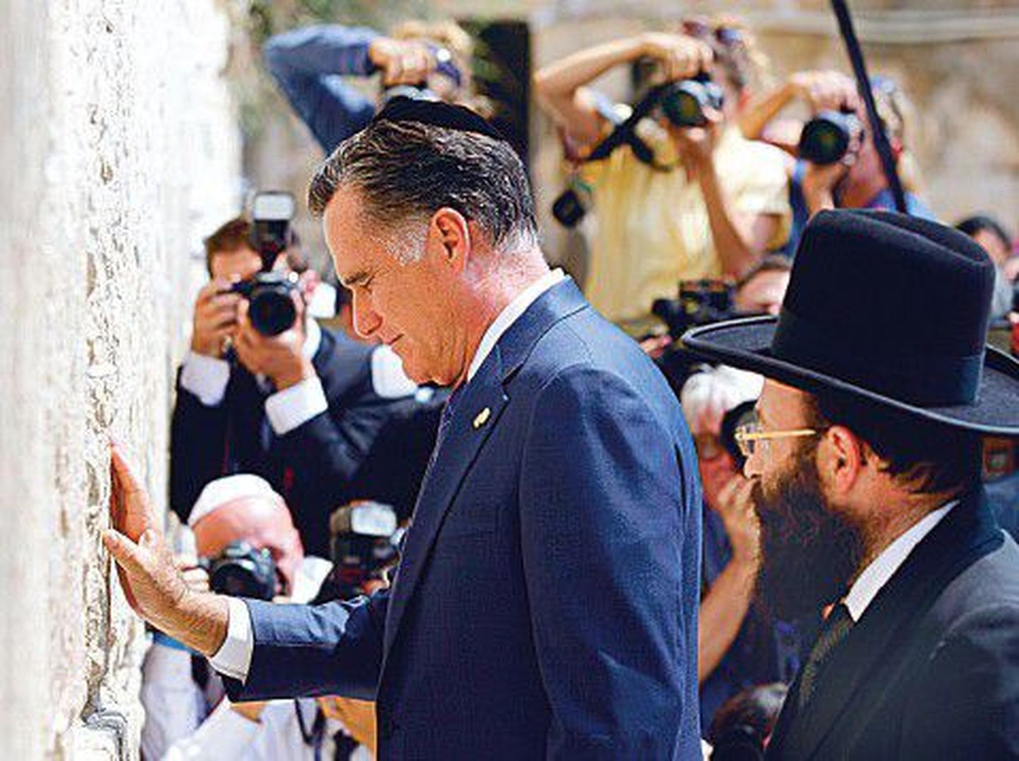 Mitt Romney eile Jeruusalemmas Nutumüüri juures.