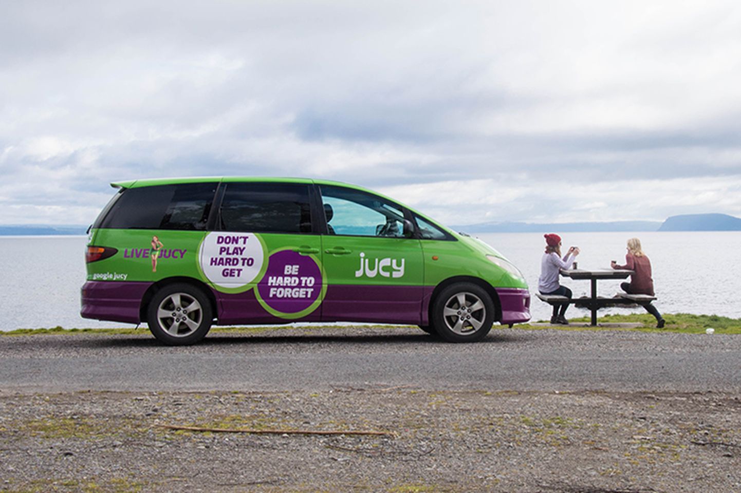Uus-Meremaa auto- ja matkabusside rendifirma sõiduk.