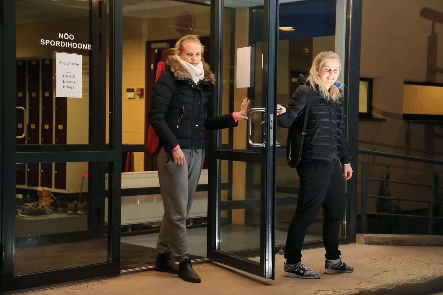 Jää hüvasti, armsaks saanud Nõo spordihall. Sulgpallineiud Kristin Kuuba (vasakul) ja Helina Rüütel treenivad alates selle aasta algusest Tartus Annelinna spordimajas ja nende uus koduklubi on Tartu Triiton.