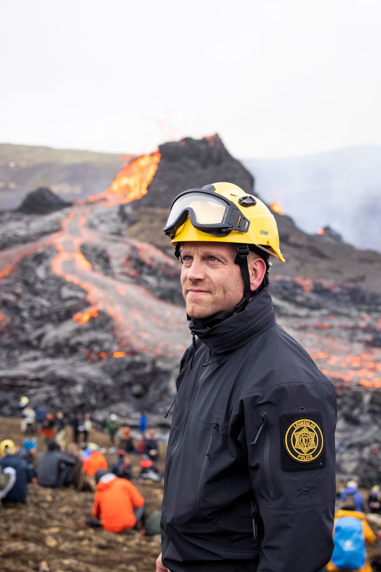 Politseinik Islandi Fagradalsfjälli vulkaani juures kontrollimas, et inimesed looduse vaatemängu vaadates end ohtu ei seaks