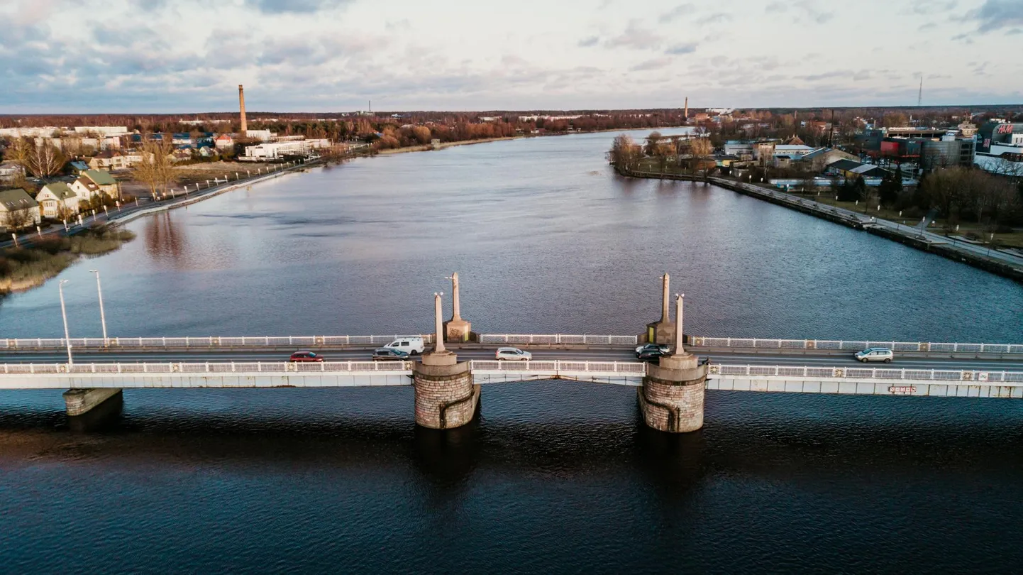 Väidetavalt on tegemist sõiduautoga, mis asub Pärnu Kesklinna silla lähedal garaažiühistu juures jões kaldast ligemale 15 meetri kaugusel.