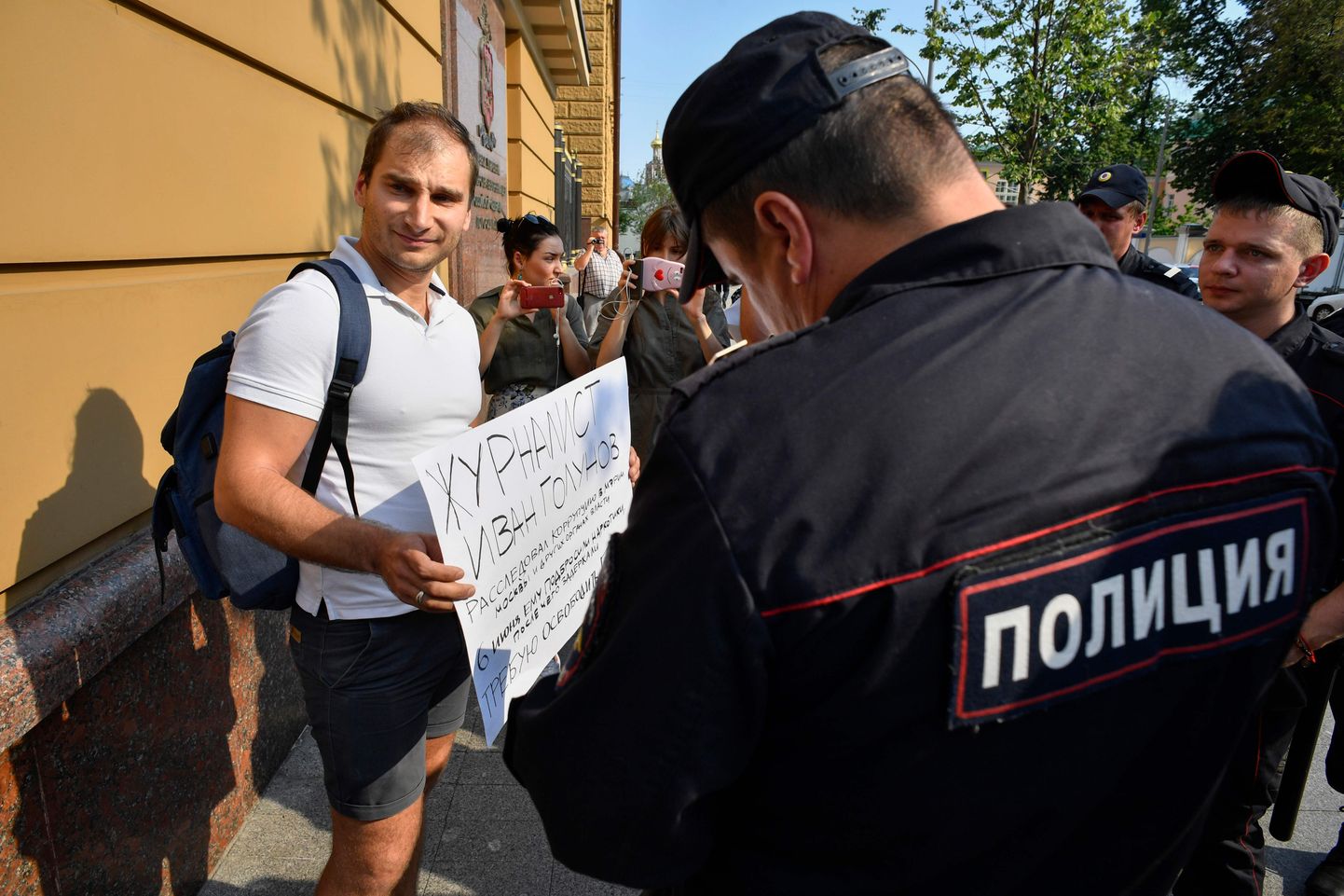 Politseinikud piirasid protesteerijaid, kes tulid Moskva sisejuurdluse maja ette protesteerima, et ajakirjanike kinnipidamise vastu.
