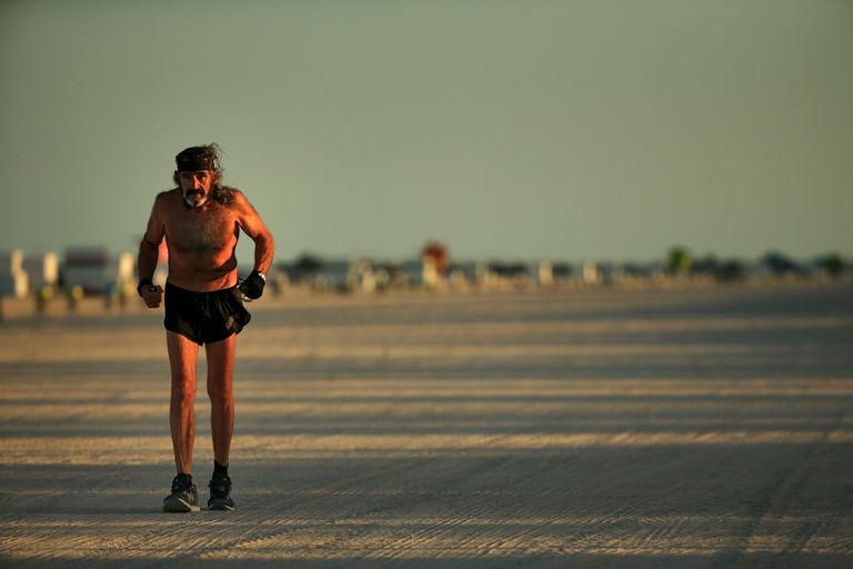 Robert Kraft üksikuna Miami Beachil tuttaval rajal jooksmas.