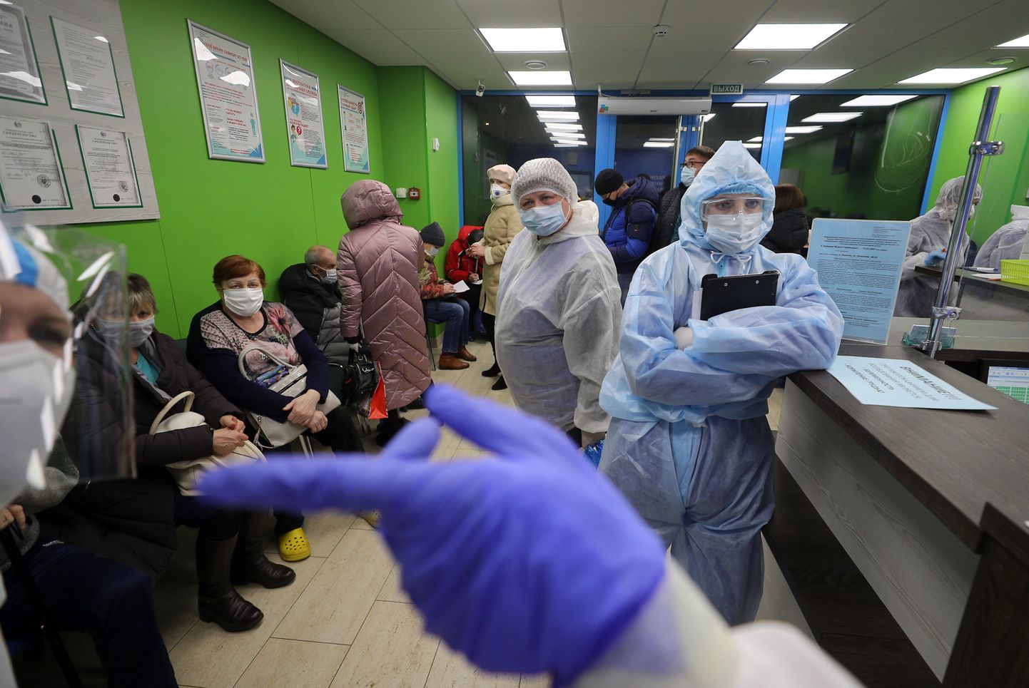 Kaitserõivastes tervishoiutöötajad ja haiglaravi järjekorras ootavad koroonapatsiendid Ivanovo haigla nr 7 erakorralise meditsiini osakonna vastuvõtus (20.11.2020)