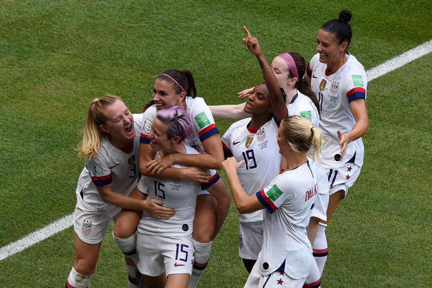 USA naiskond väravat tähistamas.