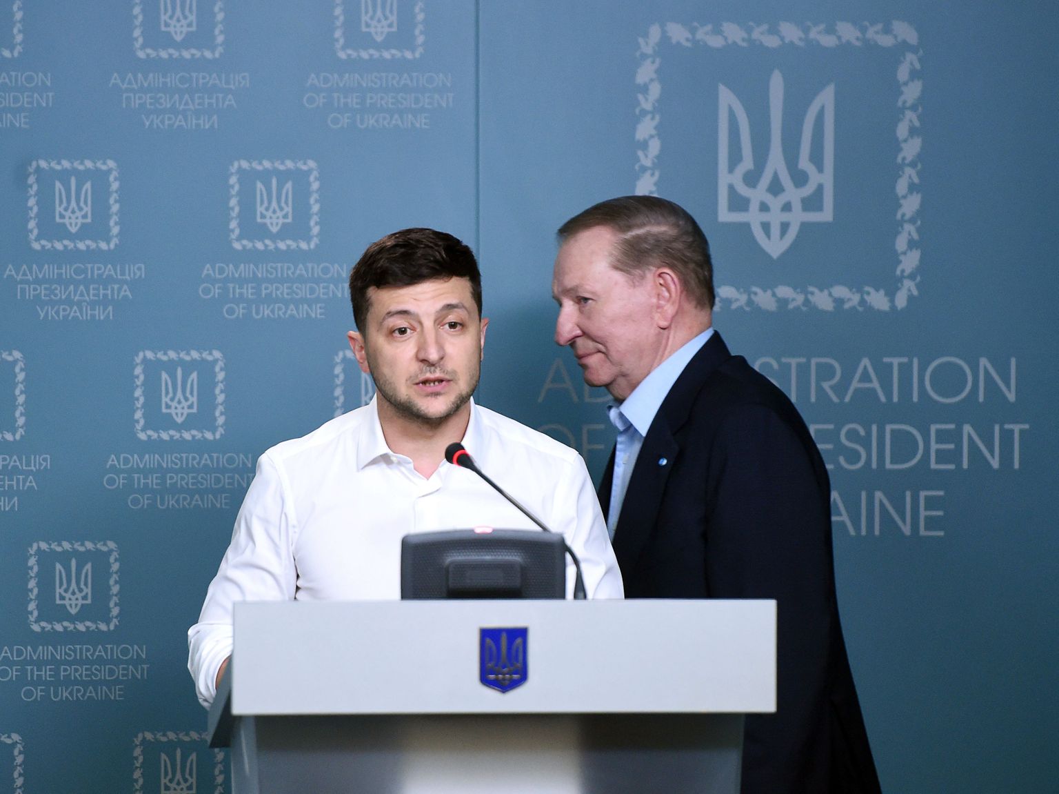 Ukraina president Volodõmõr Zelenskõi esmaspäeval Kiievis ühisel pressikonverentsil koos endise riigipea Leonid Kutšmaga (paremal).