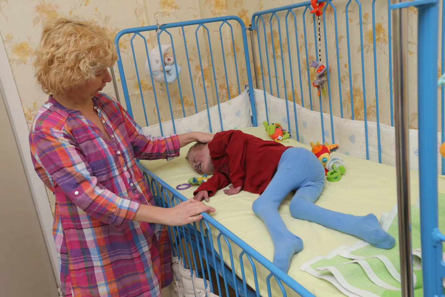 Kasvataja Külli Kool valvab kümneaastase poisi sinakat jumet ning ootab päevi, mil laps end paremini tunda võiks.