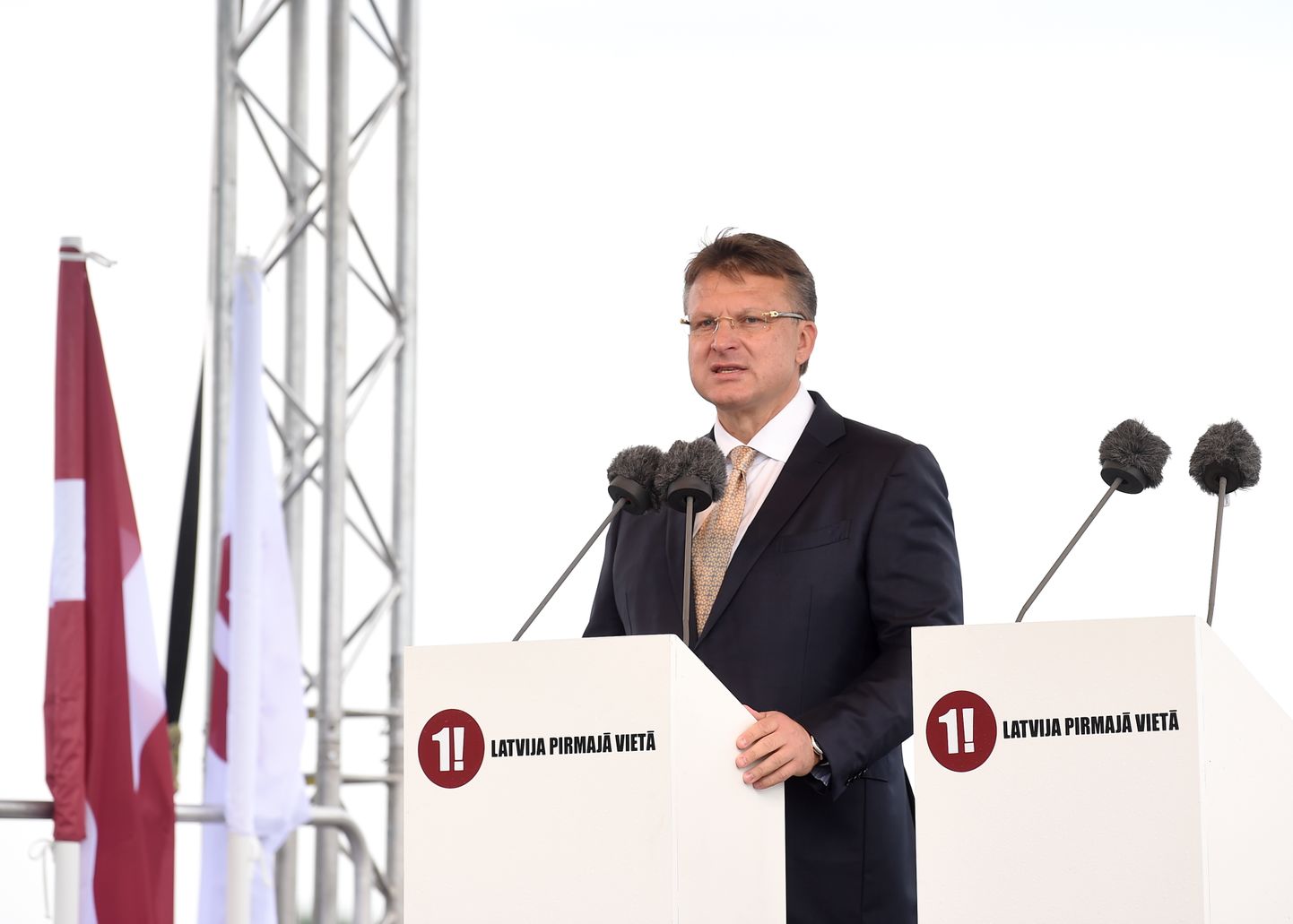 Politiķis Ainārs Šlesers saka uzrunu partijas "Latvija pirmajā vietā" (LPV) dibināšanas kongresā.