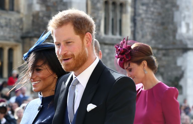 Prints Harry ja Sussexi hertsoginna Meghan 12. oktoobril printsess Eugenie ja Jack Brooksbanki pulmas. Nende taga on näha Cambridge'i hertsoginna Catherine'i