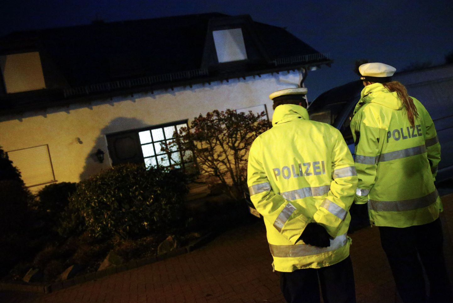 Saksa politseinikud eile õhtul Montabauris Andreas Lubitzi perekonna kodumaja juures.
