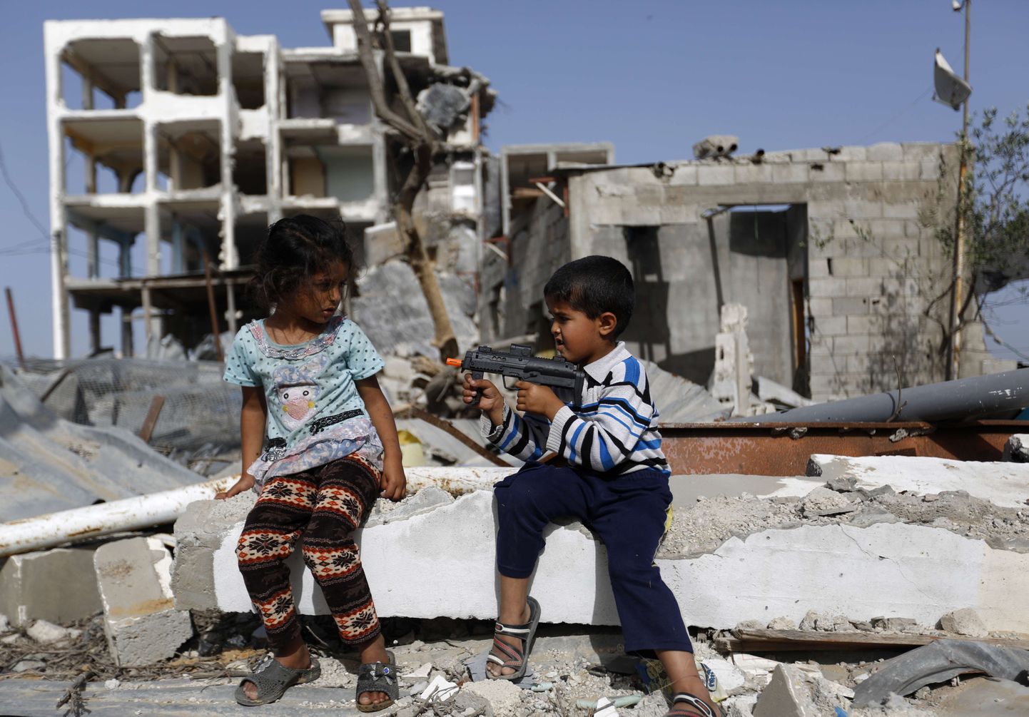 Palestiina lapsed mängimas mängurelvaga 27. mail 2015. aastal pärast 50 päeva kestnud sõda Hamasi ja Israeli vahel.