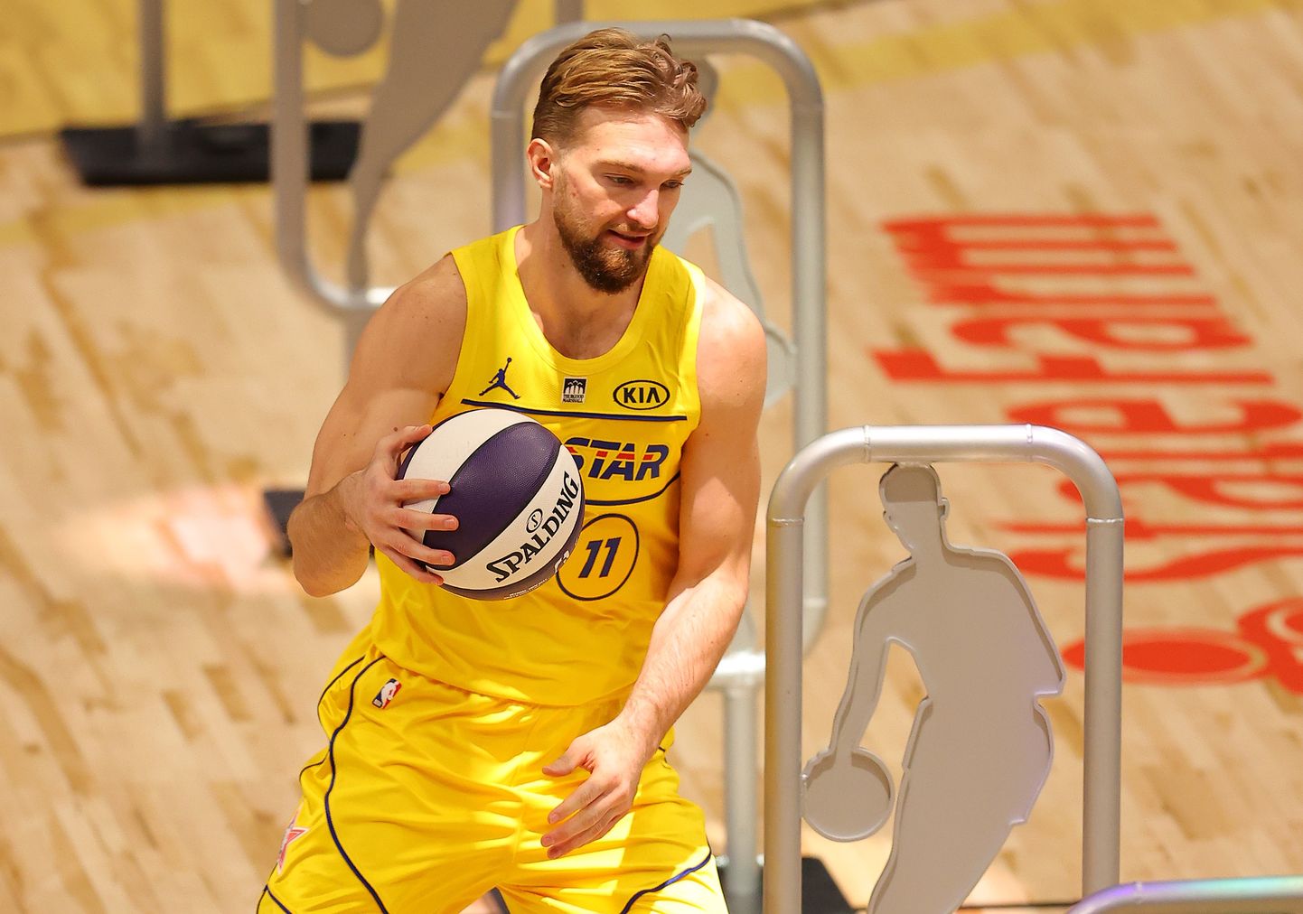 Leedu korvpallitäht Domantas Sabonis NBA Tähtede mängu osavusvõistlusel.
