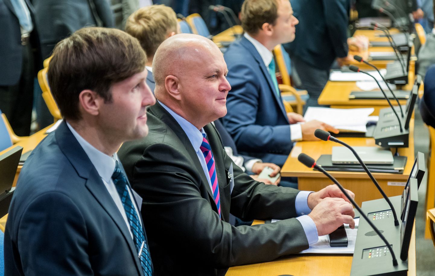 Martin Helme ja Urmas Reitelmann (paremal) Tallinna linnvolikogu istungil.