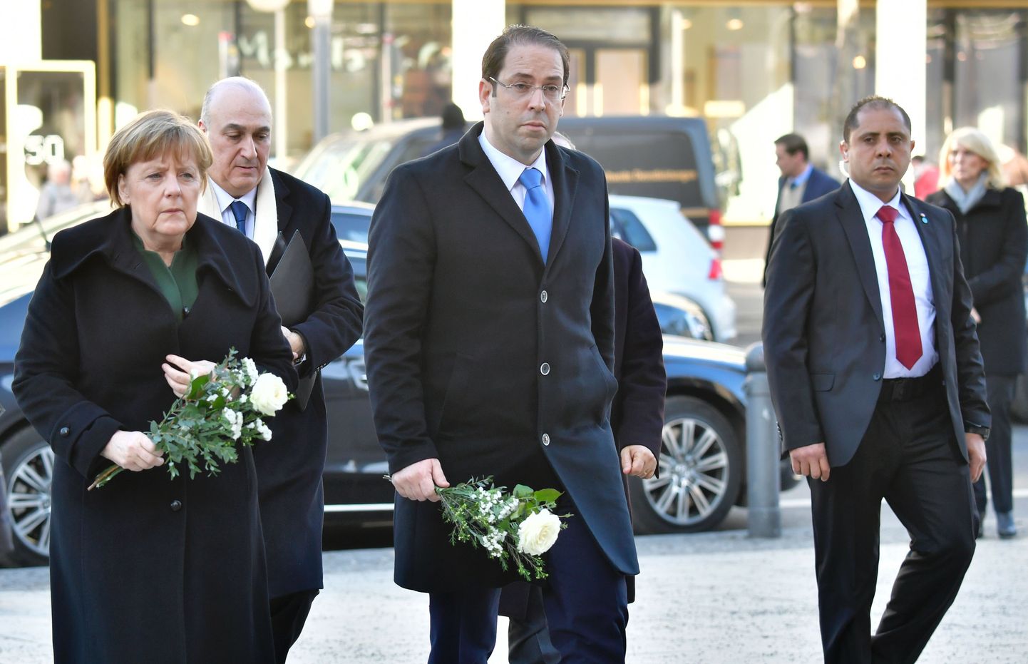 Saksa kantsler Angela Merkel ja Tuneesia peaminister Youssef Chahedi Berliini jõluturul aset leidnud terrorirünnaku sündmuspaika lilli viimas.
