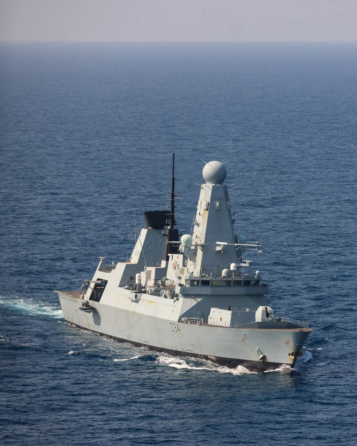 Briti HMS Diamond on kuningliku mereväe tüüp 45 ehk Daring-klassi õhutõrjelaev, mis patrullib Punasel merel, et tõrjuda lääneriikide ühisoperatsiooni Prosperity Guardian raames Jeemeni mässuliste huthide raketirünnakuid kaubalaevade vastu.