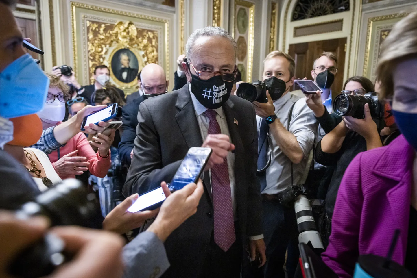 Senati enamusliider Chuck Schumer tõstis õhku oma rusika, kui ta lahkus kolmapäeval toimunud senati demokraatide koosolekult.