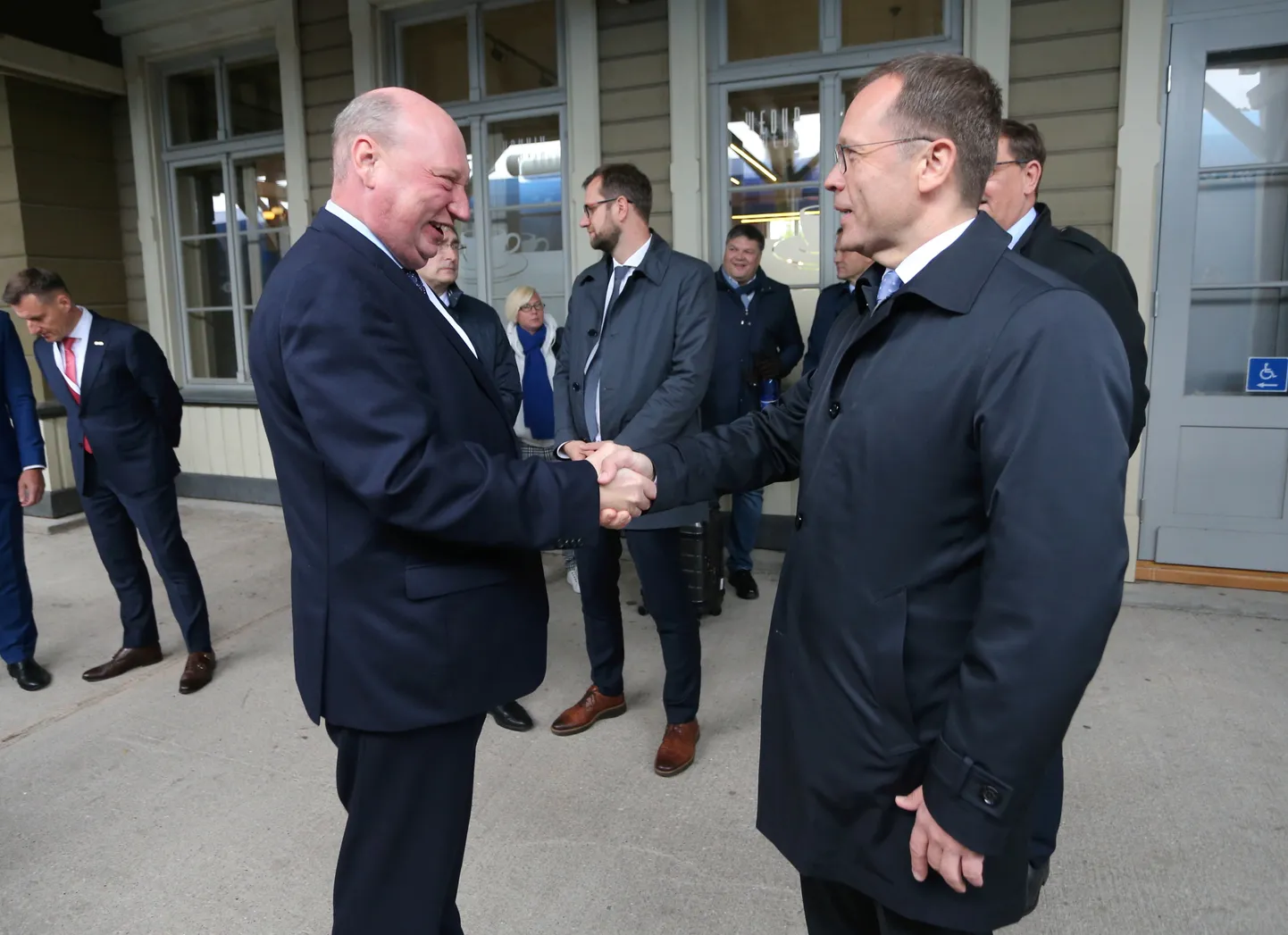Tartu raudteejaamas peatas Euroopa raudteeaasta rong Connecting Europe Express, millel reisivad Baltimaade raudteeliikluse valdkonna ning Euroopa Komisjoni esindajad. Pildil EK transpordi peadirektoraadi peadirektor Henrik Hololei ja Tartu linnapea Urmas Klaas.