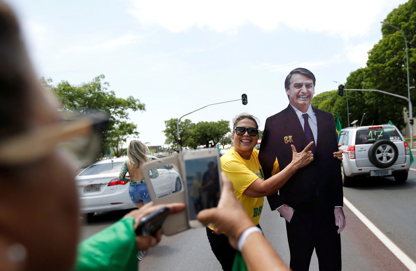 Jair Bolsonaro toetaja poseerimas presidendikandidaadi pappkujuga kampaaniakogunemisel pealinnas Brasílias.