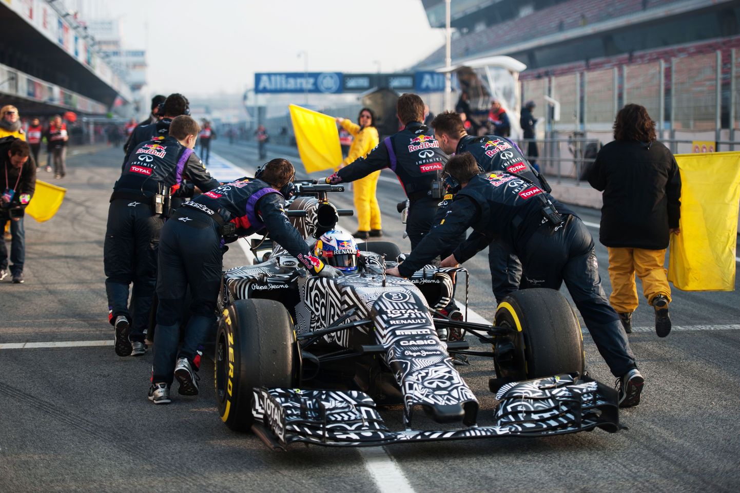Red Bull salatses 2015. aasta auto juures värviskeemiga.
