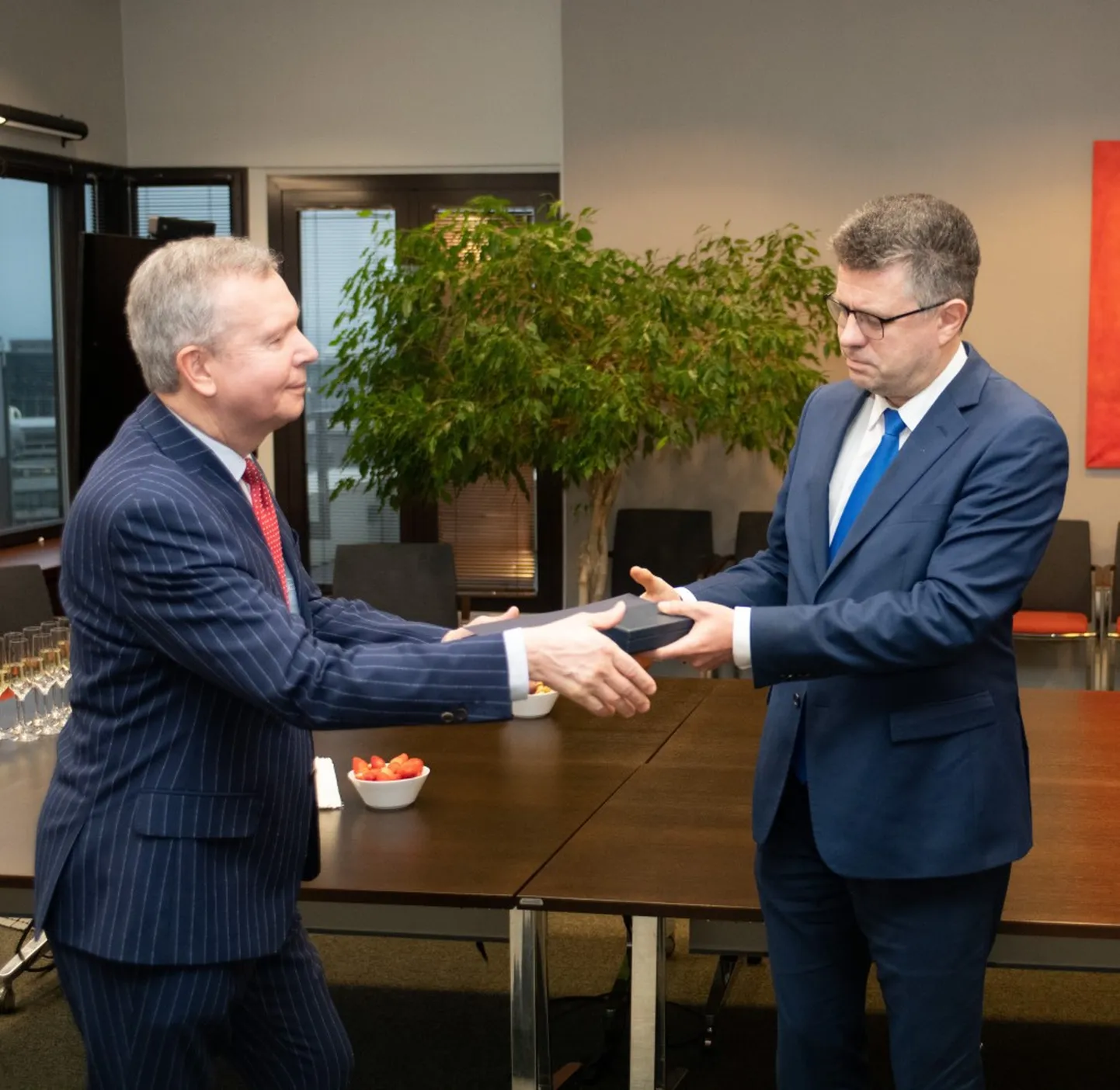 Moskvast lahkunud Eesti suursaadik Margus Laidre (vasakul) sai välisminister Urmas Reinsalult teeneteristi.
