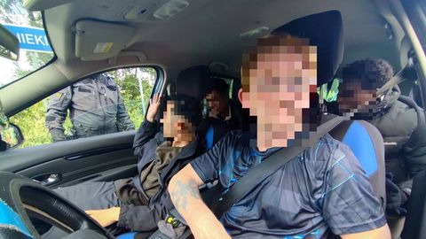 Krāslavā aiztur Latvijas nepilsoni par nelikumīgu piecu personu pārvadāšanu