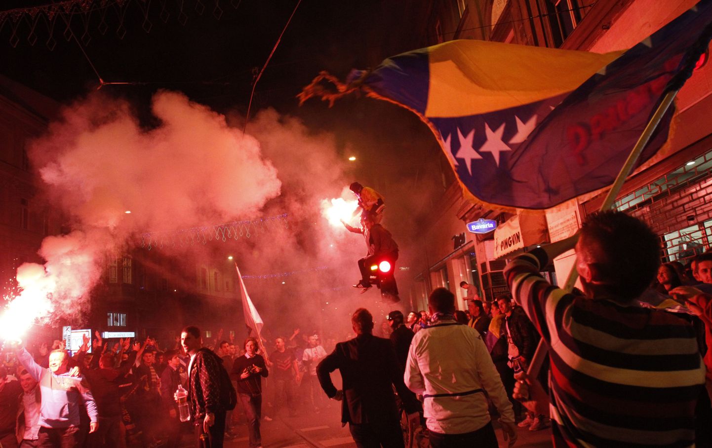 Болельщики Боснии и Герцеговины празднуют в Сараево успех своей футбольной сборной.