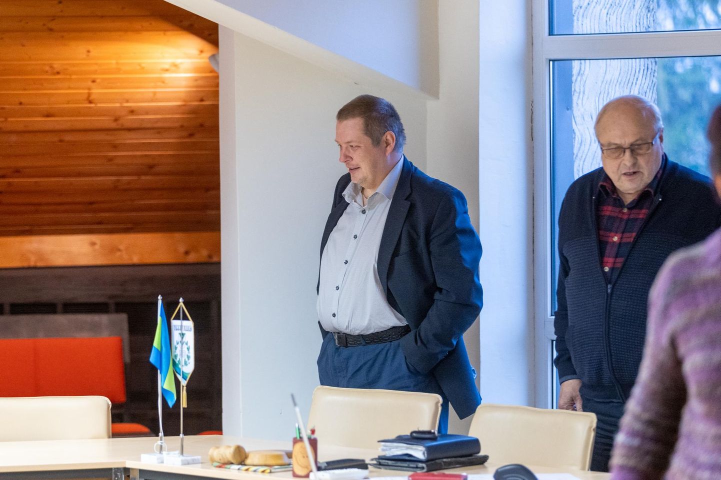 Istungile oli kutsutud ka uue vallavanema kandidaat Erki Savisaar (vasakul), kuid volikogu aseesimehe Toomas Väinaste (paremal) eestvedamisel kuulutati istung ebaseaduslikuks ja vallavanema valimiseks ei läinudki.
