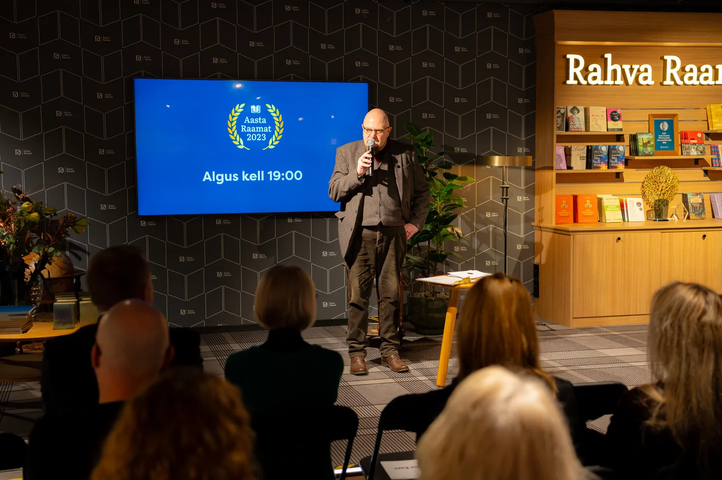 Pildil Aasta Raamat 2023 võitjate väljakuulutamine, õhtujuht Karl-Martin Sinijärv.